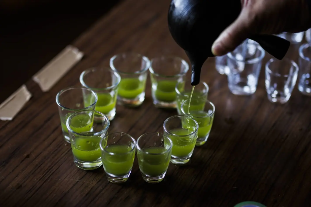 お茶を注ぐ様子